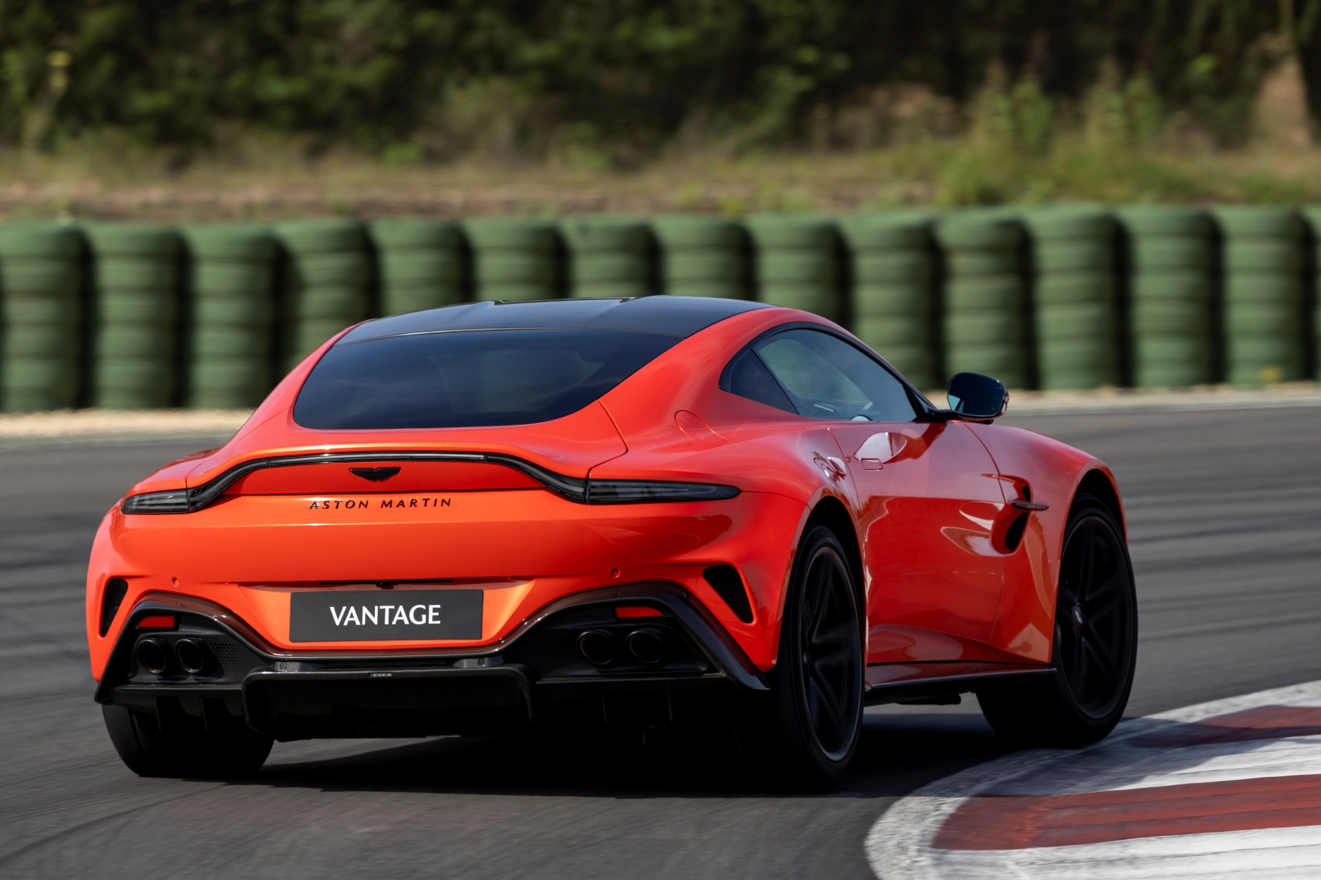 Vista dinámica de la trasera y perfil lateral del Aston Martin Vantage 2024.
