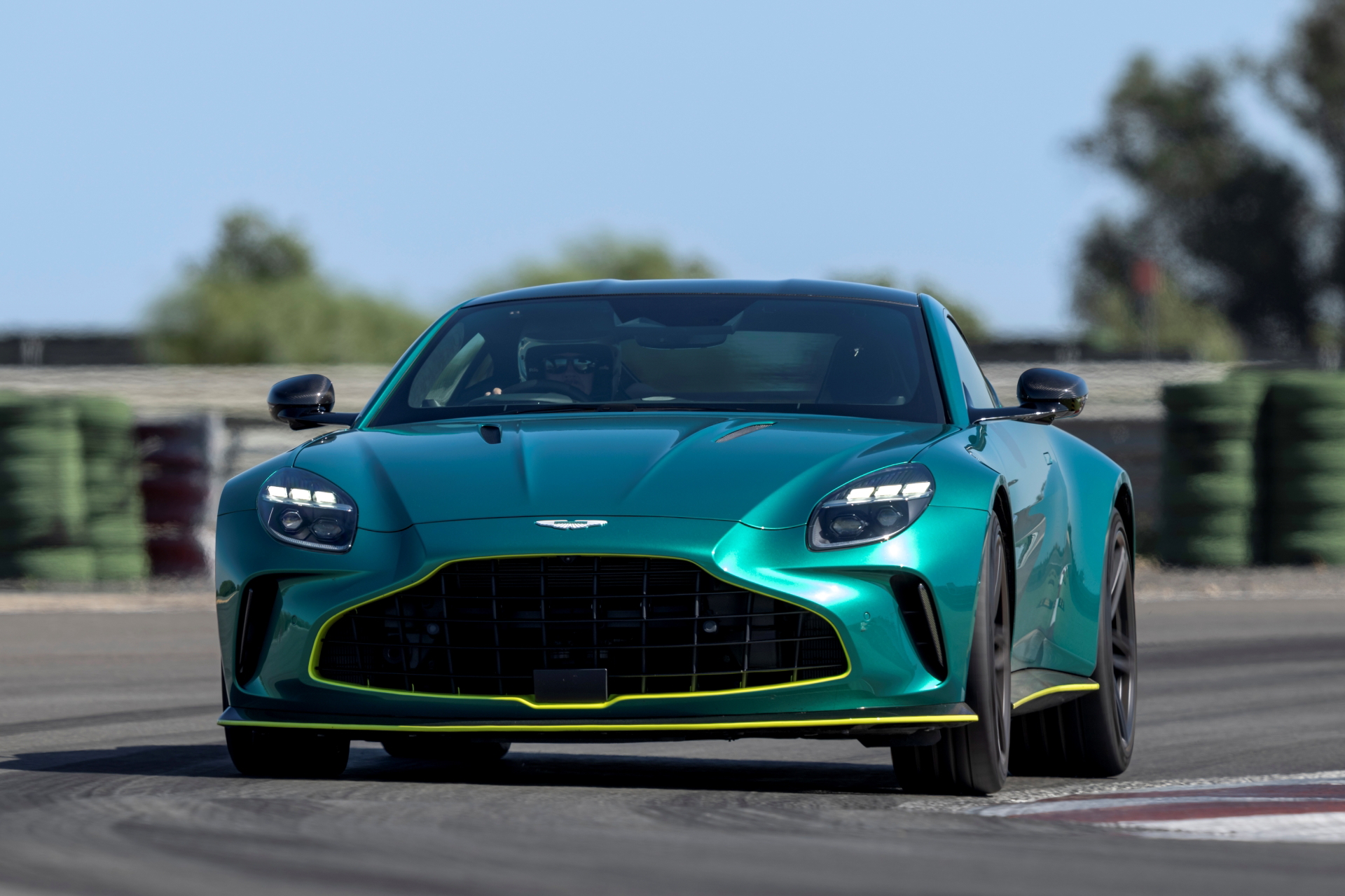 Vista dinámica del Aston Martin Vantage 2024 en pista, destacando su agresiva silueta.