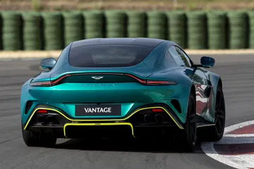Vista trasera y lateral del Aston Martin Vantage 2024 en pista de pruebas.