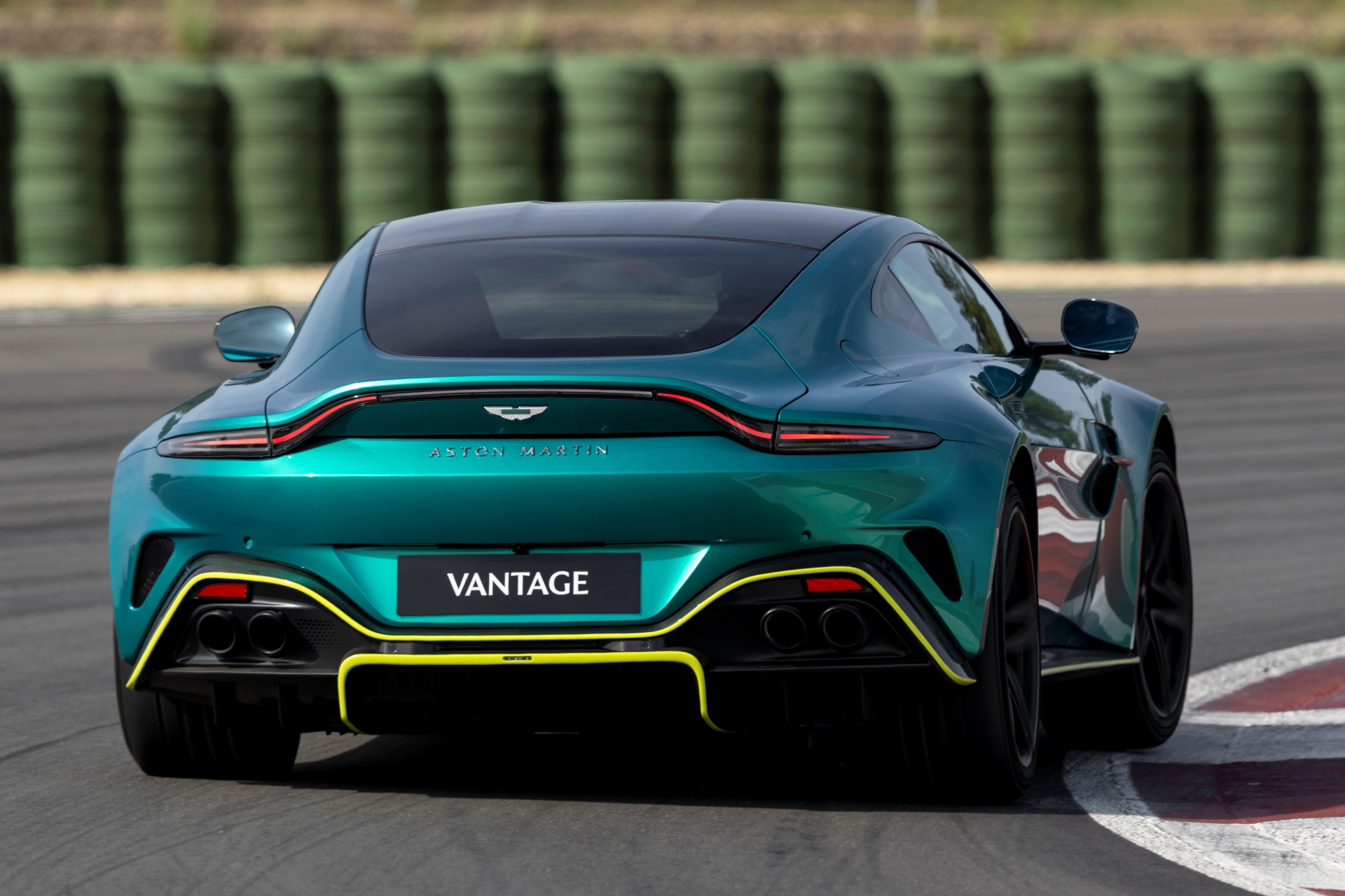 Vista trasera y lateral del Aston Martin Vantage 2024 en pista de pruebas.