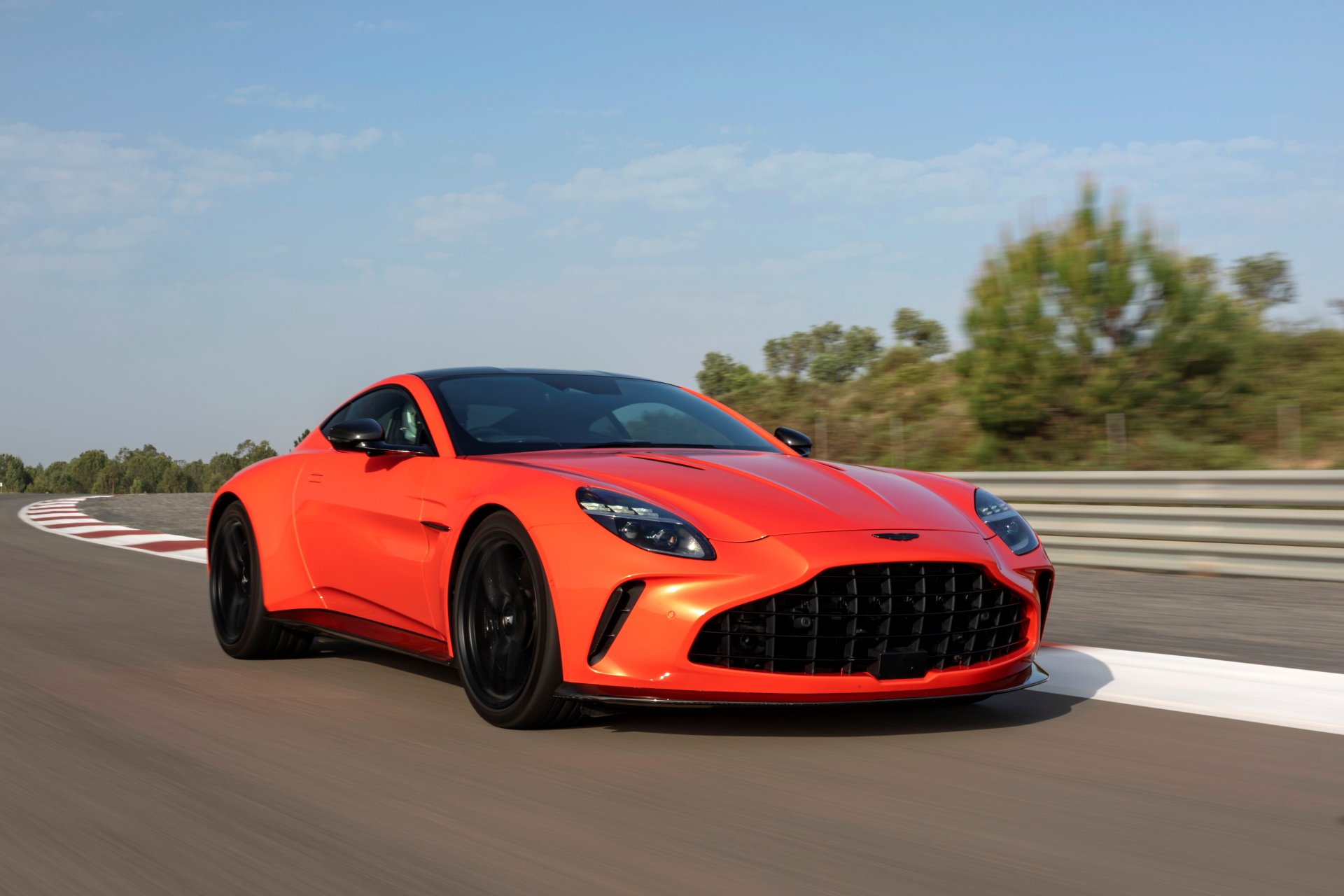 Aston Martin Vantage 2024 en dinámica, mostrando su perfil imponente y frontal agresivo.