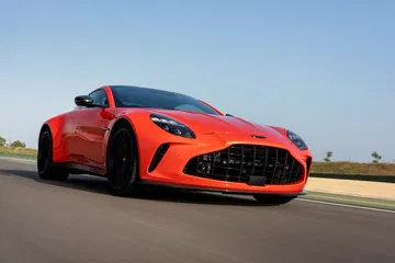 Aston Martin Vantage 2024 captado en plena acción, destilando poder y elegancia.