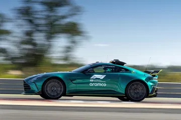 Vista dinámica del Aston Martin Vantage 2024 en pista.