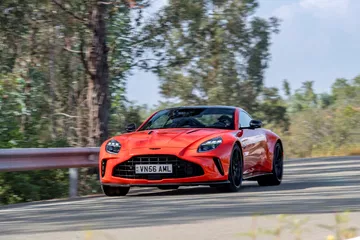 Aston Martin Vantage 2024 en dinámica, agilidad en cada curva.