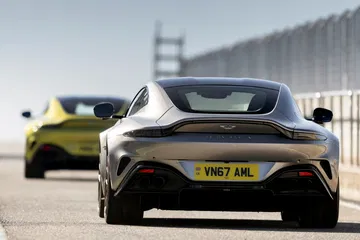 Vista trasera Aston Martin Vantage 2024 con líneas deportivas y alerón integrado.
