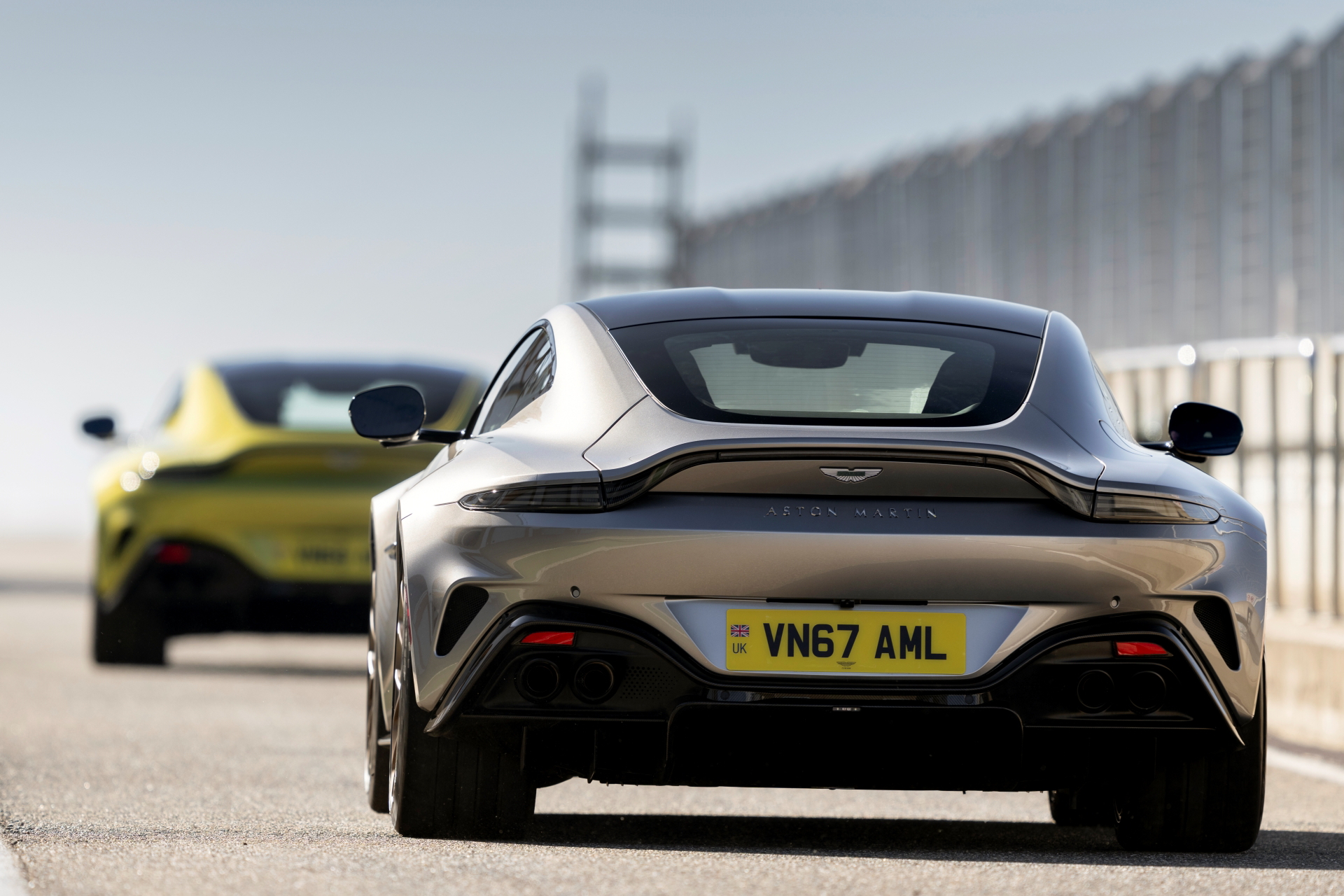Vista trasera Aston Martin Vantage 2024 con líneas deportivas y alerón integrado.
