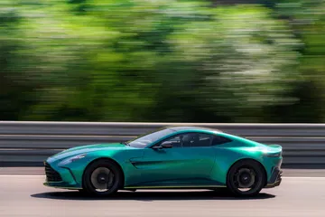 Aston Martin Vantage 2024 captado en pleno dinamismo lateral.
