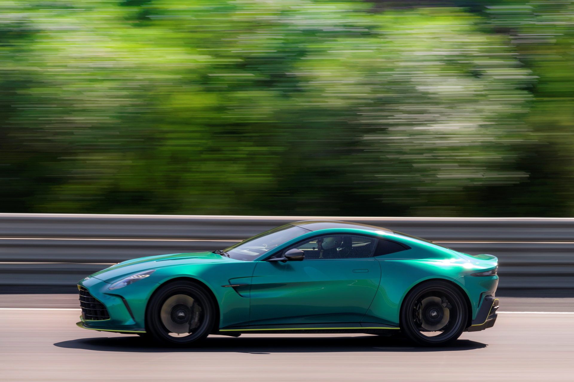 Aston Martin Vantage 2024 captado en pleno dinamismo lateral.