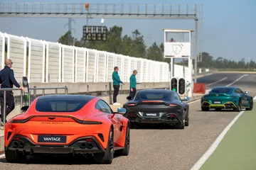 Vista de la elegante trasera y perfil lateral del Aston Martin Vantage 2024 en pista.