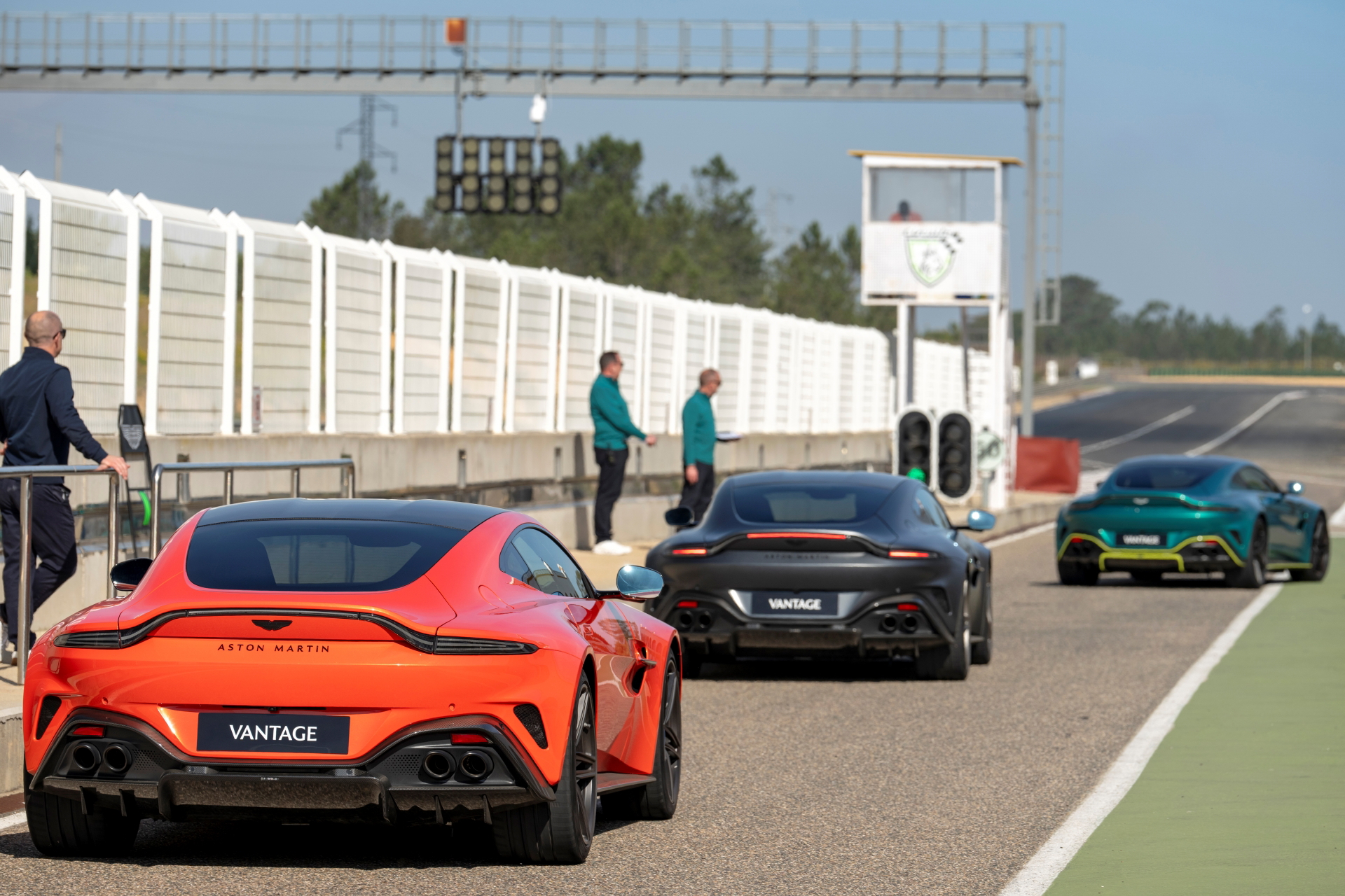 Vista de la elegante trasera y perfil lateral del Aston Martin Vantage 2024 en pista.
