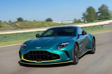 El Aston Martin Vantage 2024 despliega potencia y estilismo en pista.