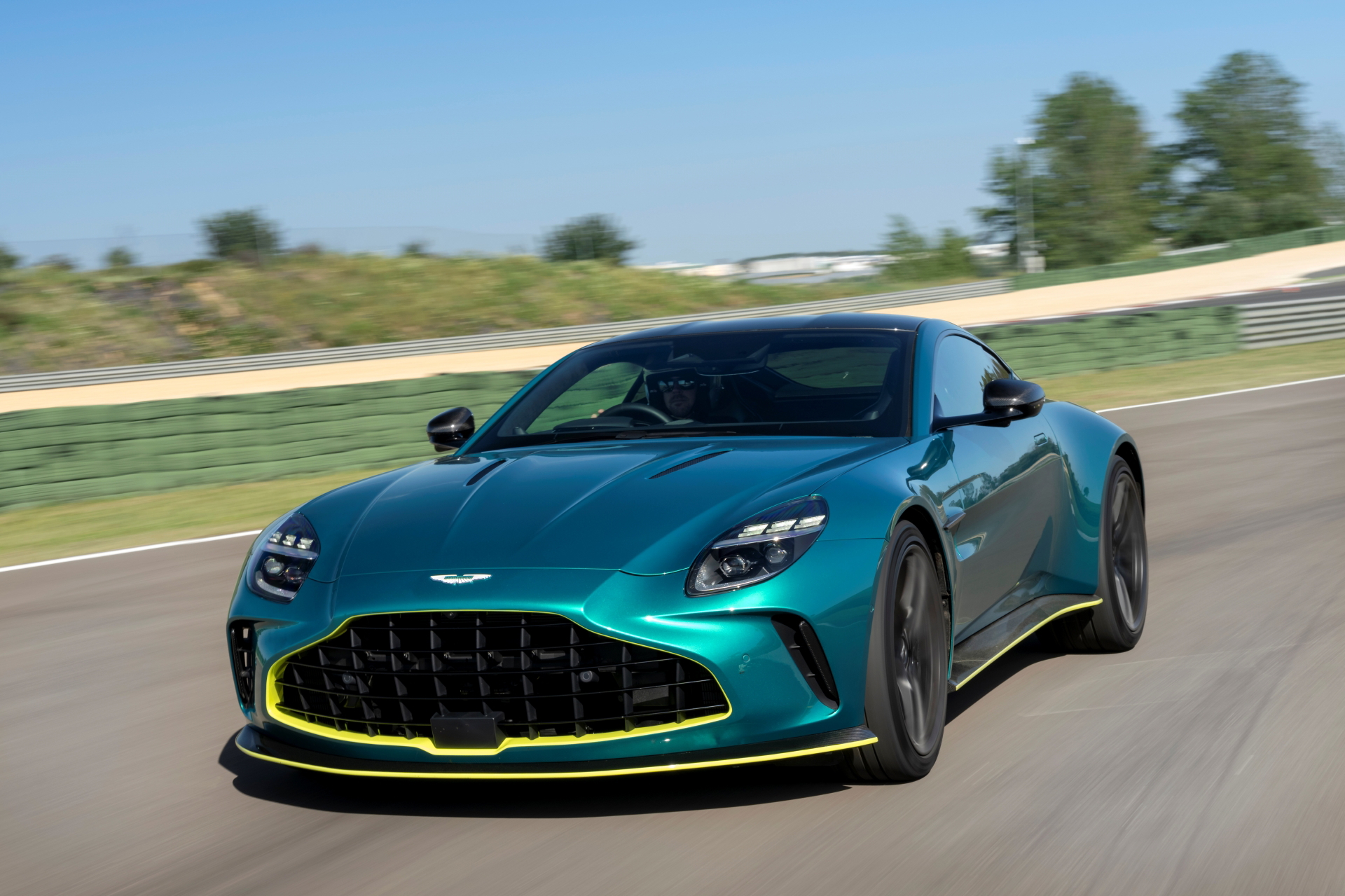El Aston Martin Vantage 2024 despliega potencia y estilismo en pista.