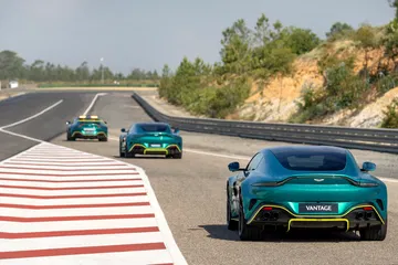 Vantage 2024 en pista, mostrando su dinámica trasera y perfil lateral.