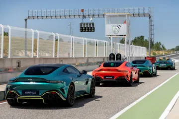 Aston Martin Vantage 2024 en circuito, colores vivos y diseño agresivo.