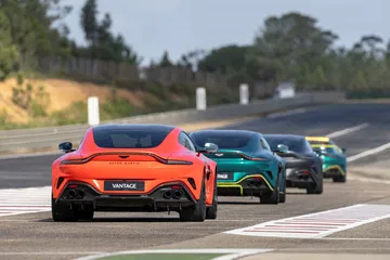 Aston Martin Vantage 2024 en pista destacando su diseño trasero y laterales