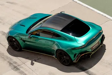 Vista superior del Aston Martin Vantage 2024 mostrando líneas aerodinámicas.