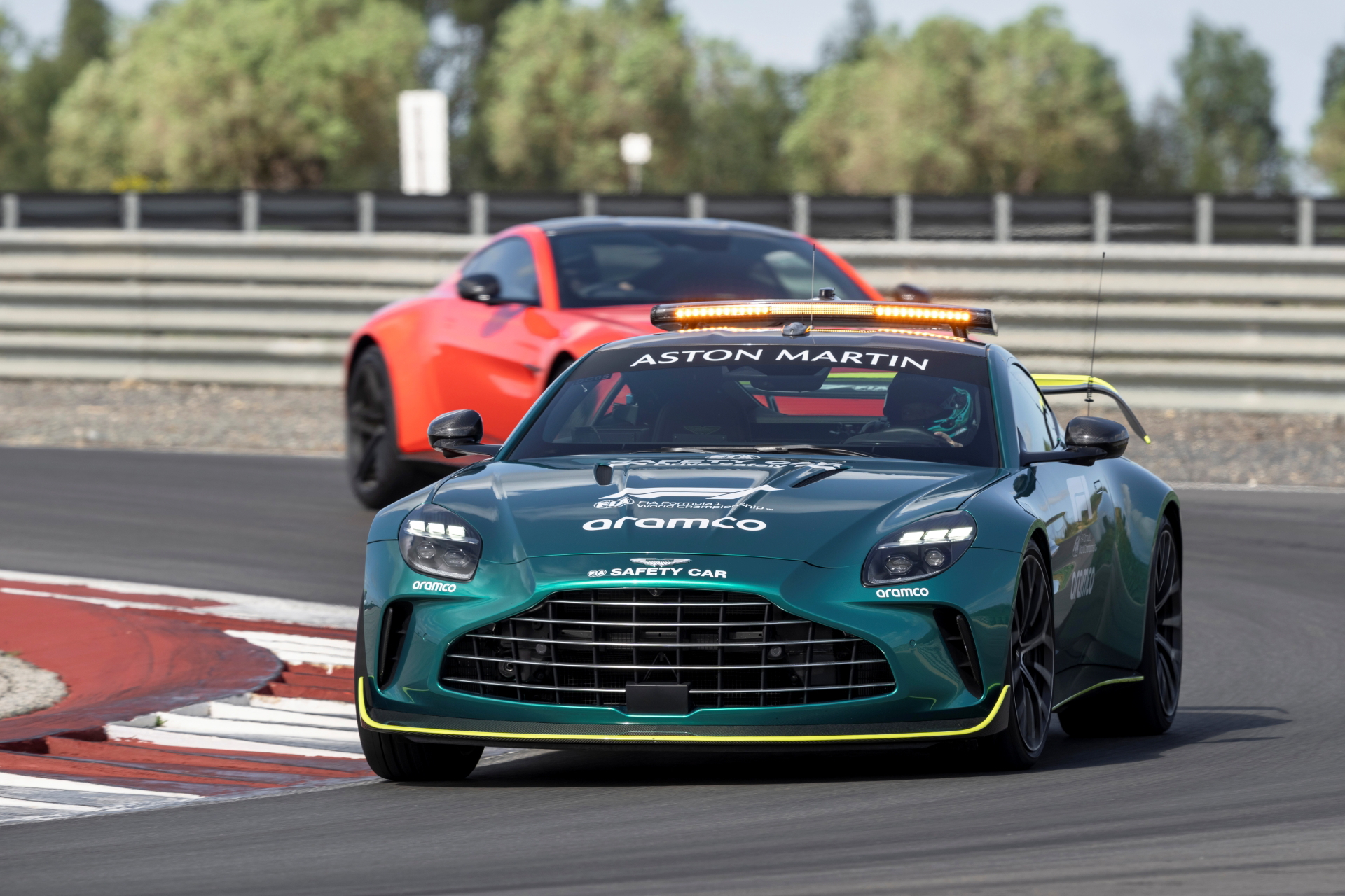 Un Aston Martin Vantage de 2024 en una pista, asumiendo el rol de Safety Car.
