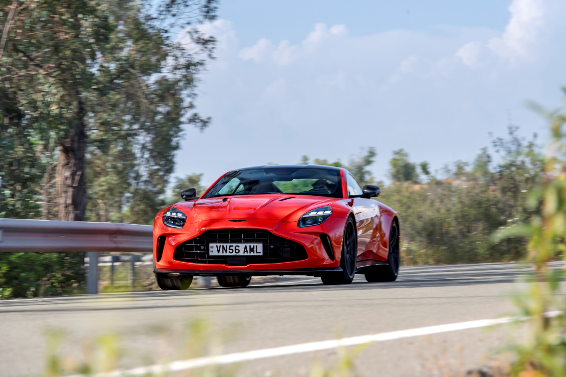 El Aston Martin Vantage 2024 en acción, dinamismo y elegancia británica.