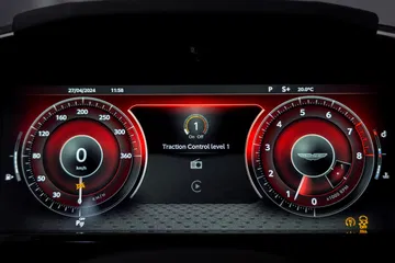 Vista detallada del cuadro de instrumentos digital del Aston Martin Vantage 2024.