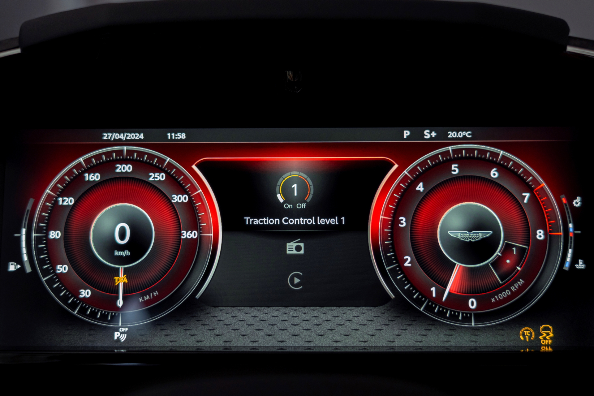 Vista detallada del cuadro de instrumentos digital del Aston Martin Vantage 2024.