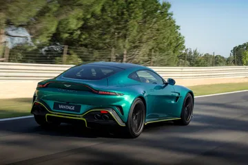 Vista dinámica del Aston Martin Vantage 2024 mostrando su perfil y zaga musculosa.