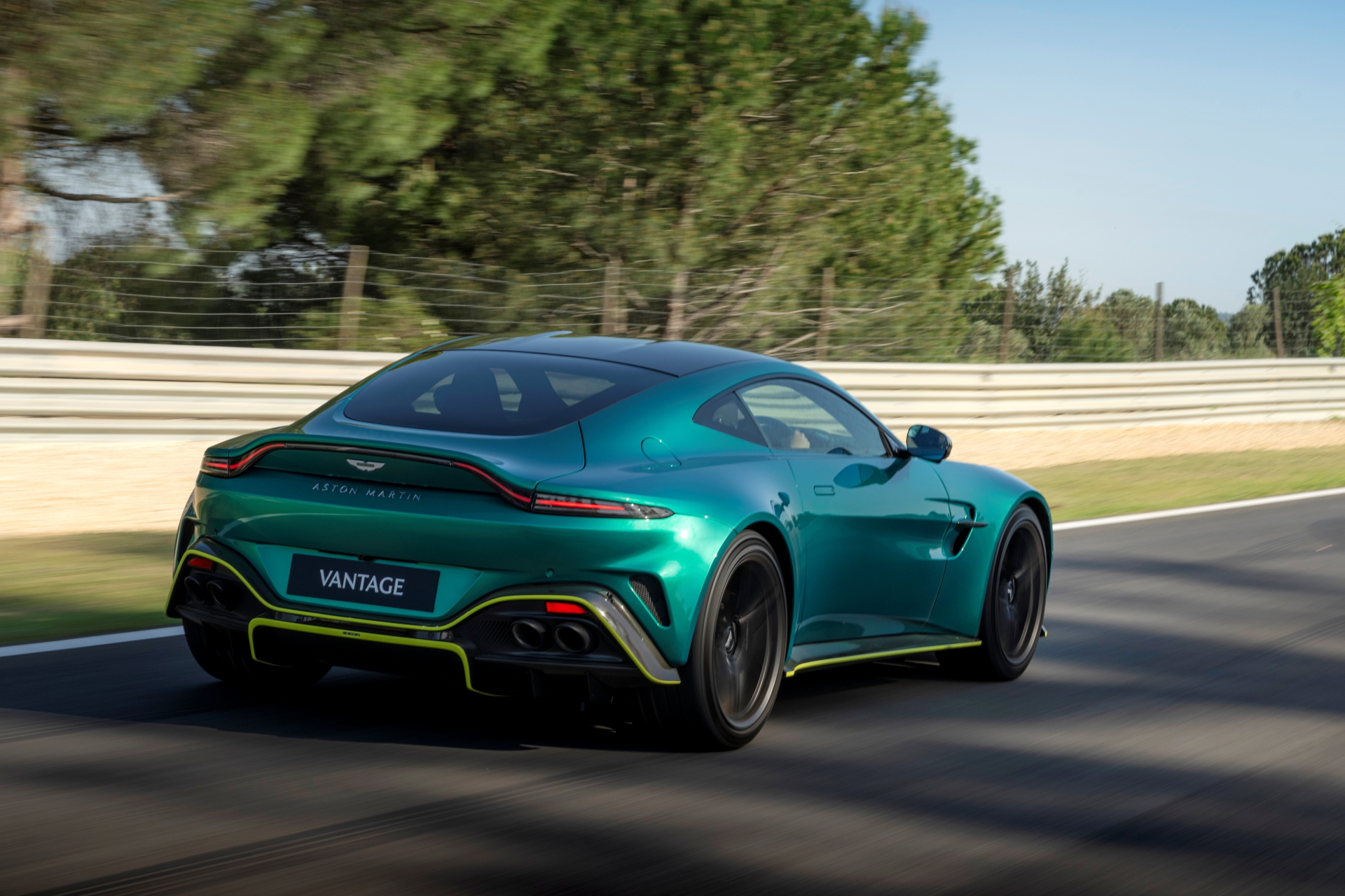 Vista dinámica del Aston Martin Vantage 2024 mostrando su perfil y zaga musculosa.