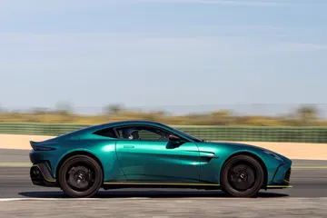 Vista dinámica del Aston Martin Vantage 2024 en pleno asfalto.