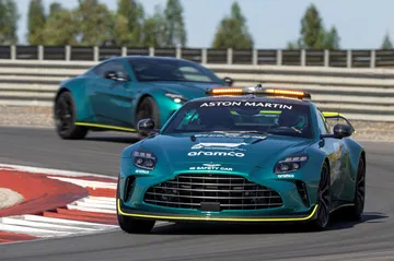 Aston Martin Vantage liderando como Safety Car en circuito de carreras