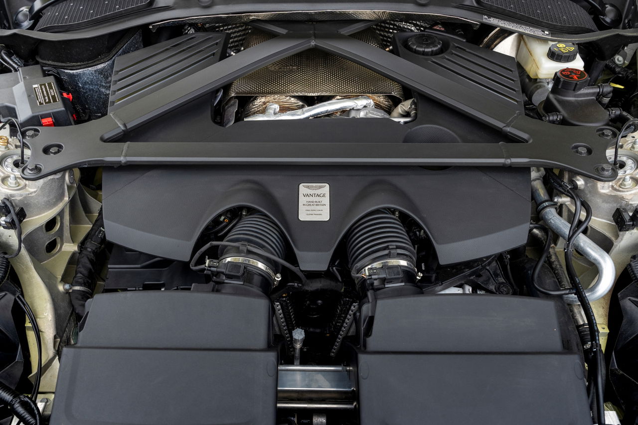 Vista detallada del motor V8 del Aston Martin Vantage 2024.