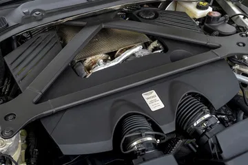Imagen detallada del motor del Aston Martin Vantage 2024, mostrando acabados de calidad.