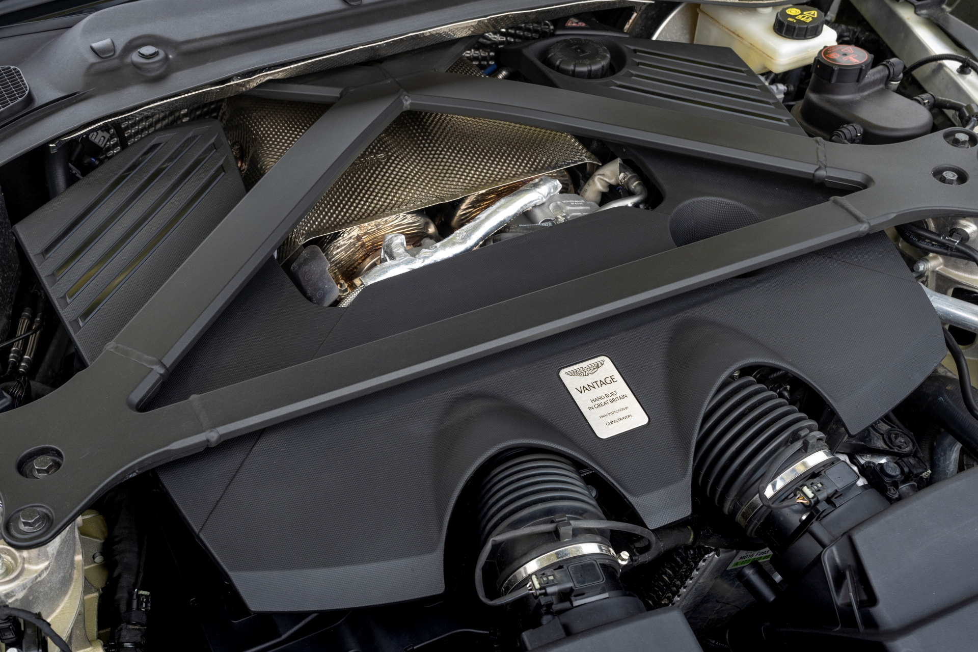 Imagen detallada del motor del Aston Martin Vantage 2024, mostrando acabados de calidad.