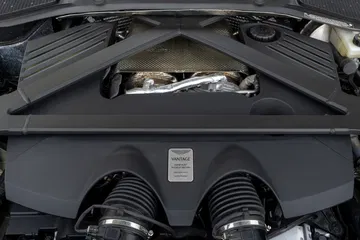 Vista del motor Vantage resaltando su diseño y acabados.