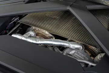 Vista detallada del motor Aston Martin Vantage 2024 mostrando sus acabados en fibra de carbono.