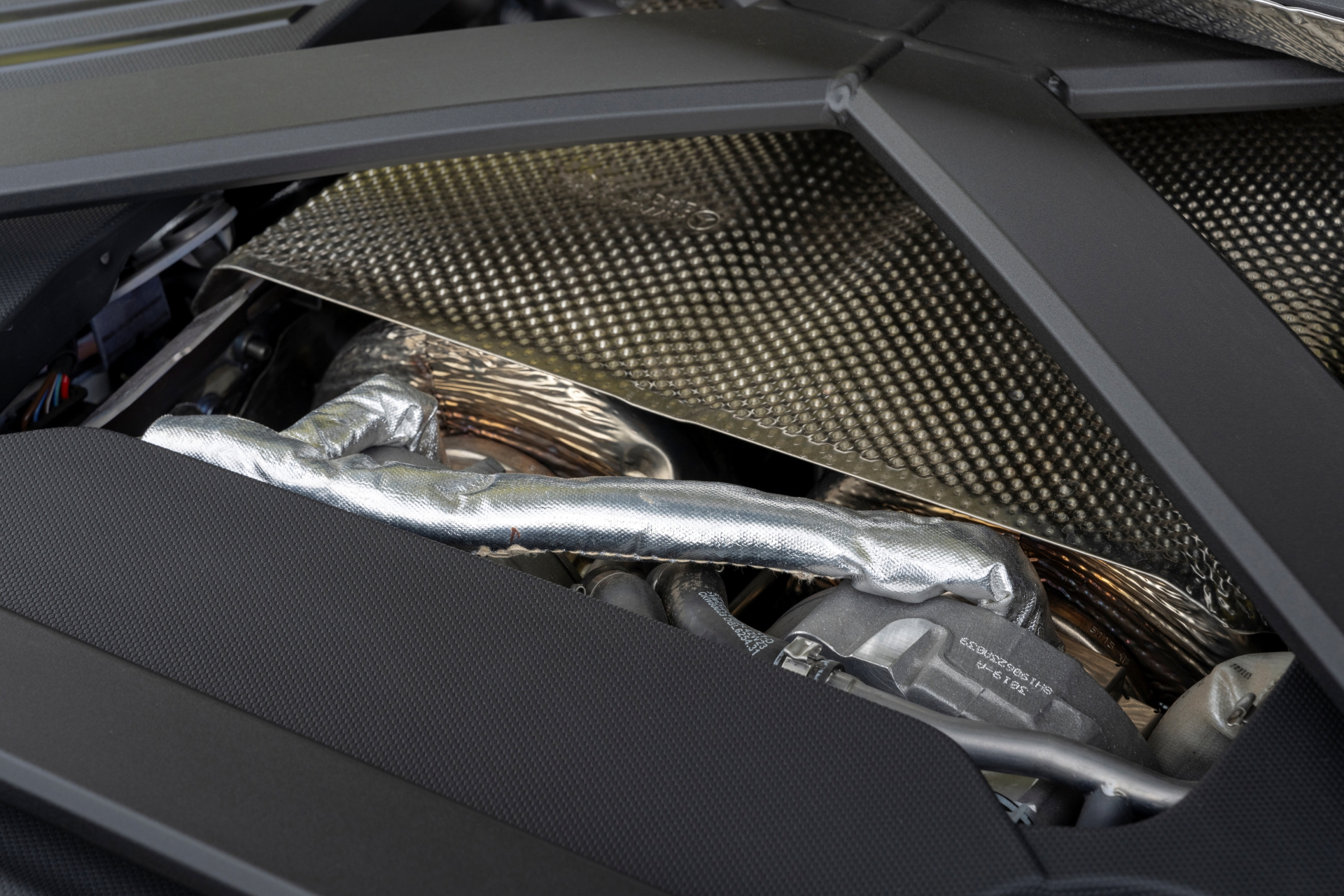 Vista detallada del motor Aston Martin Vantage 2024 mostrando sus acabados en fibra de carbono.