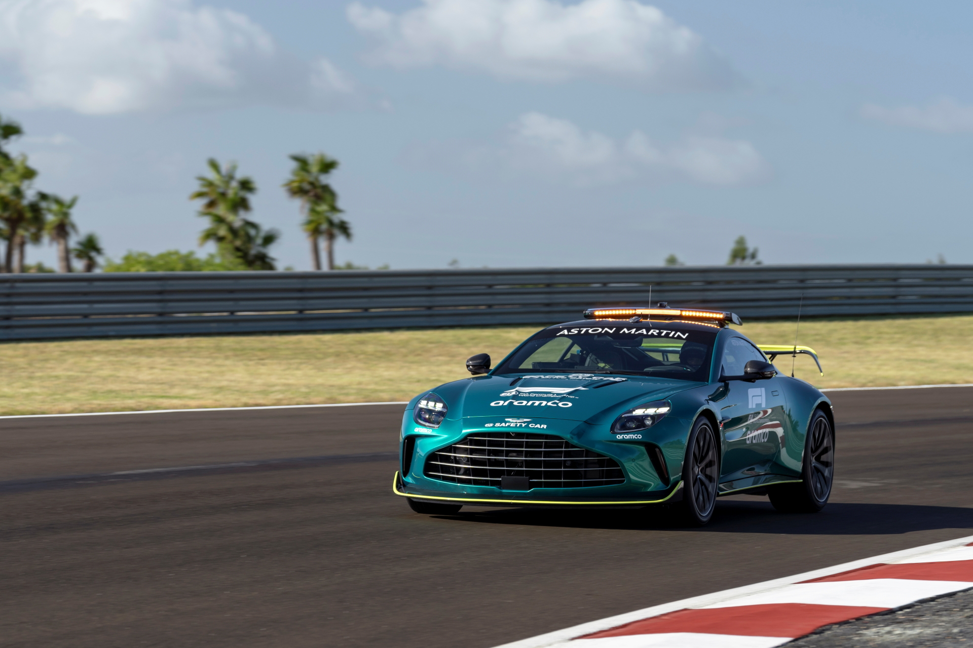 Vista dinámica del Aston Martin Vantage 2024 en pista, exhibiendo su estilizada silueta.