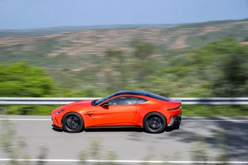 Vista dinámica del Aston Martin Vantage 2024 en carretera abierta.