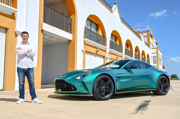 Elegante Aston Martin Vantage 2024 en prueba, mostrando su impecable diseño lateral y frontal.