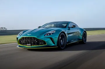 Vista dinámica del Aston Martin Vantage 2024 en pista.