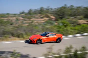 Vantage 2024 en dinámica muestra su silueta atlética.