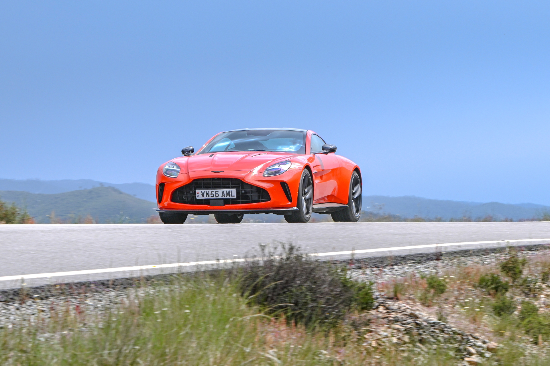 Vista dinámica del Aston Martin Vantage 2024 en carretera abierta.