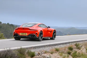 Aston Martin Vantage 2024 en rojo, dinamismo en cada línea.