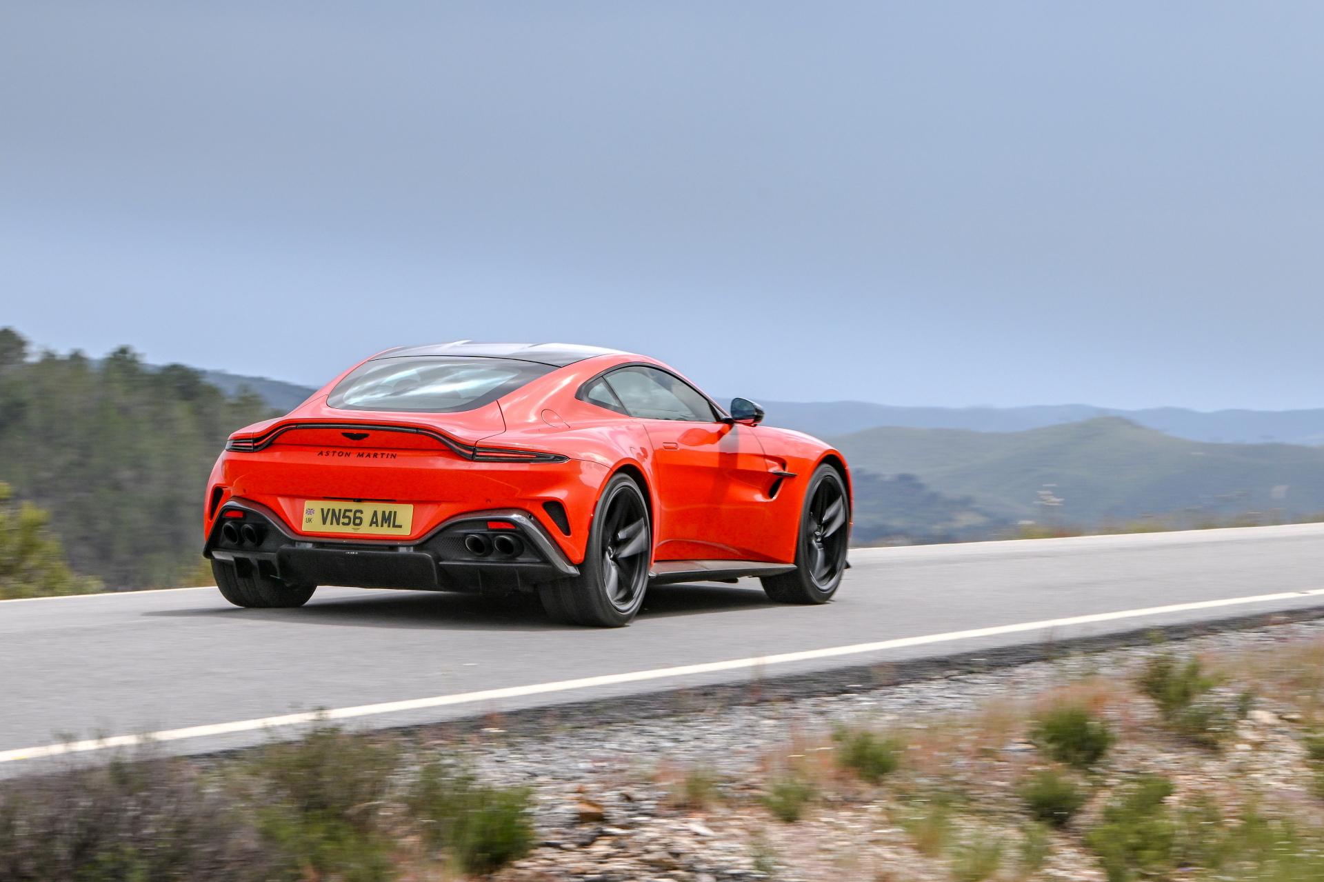Aston Martin Vantage 2024 en rojo, dinamismo en cada línea.