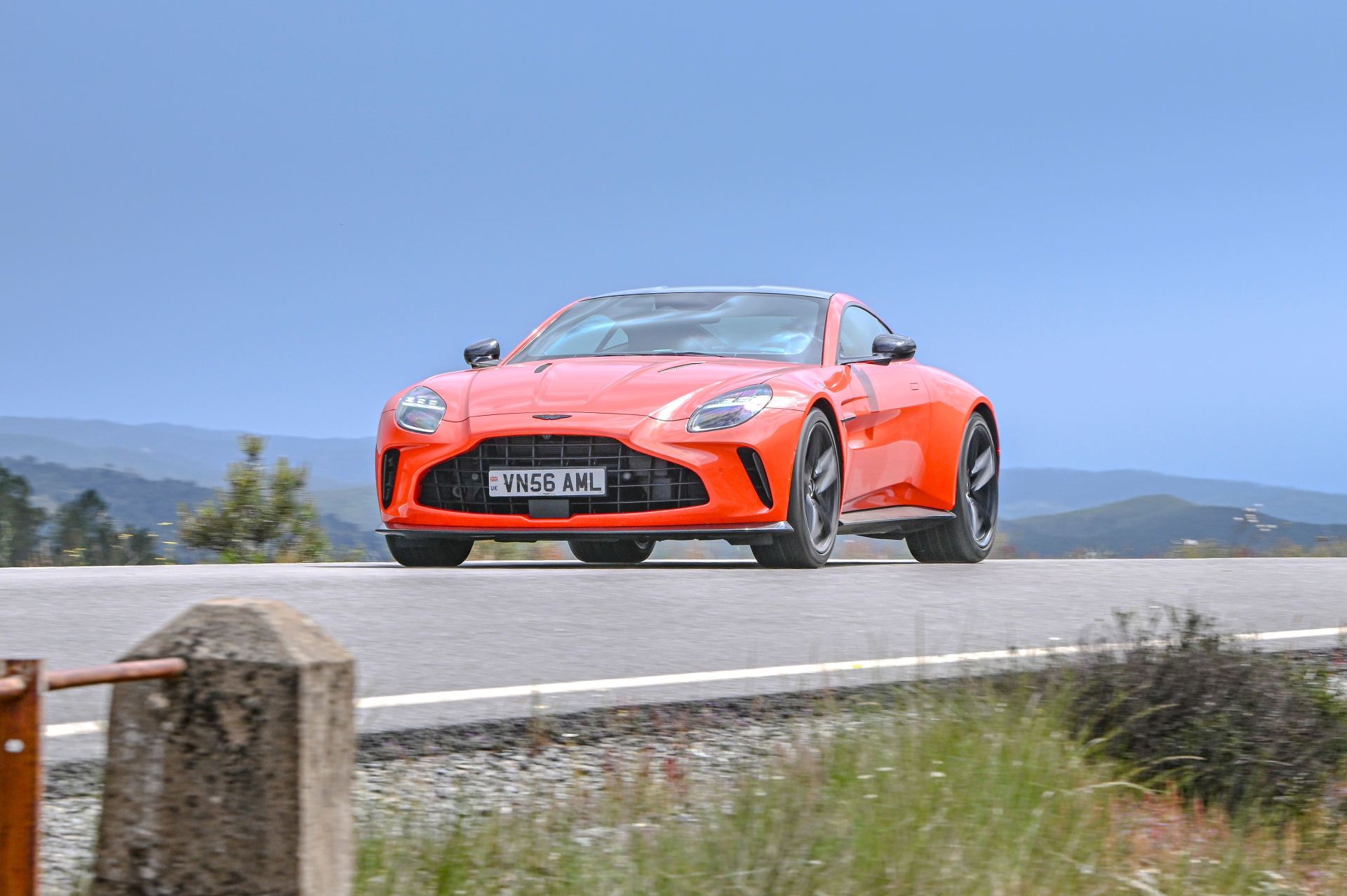 Vista dinámica del Aston Martin Vantage 2024 en carretera.