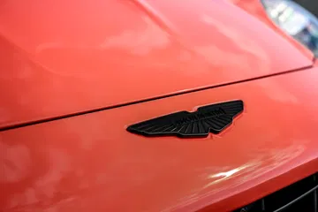 Insignia del Aston Martin Vantage 2024, símbolo de deportividad y elegancia.