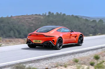 Vista dinámica del Aston Martin Vantage 2024 en carretera.
