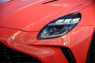 Primer plano del faro LED sofisticado del Aston Martin Vantage 2024.
