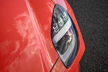 Vista cercana del impecable diseño de faros del Aston Martin Vantage 2024
