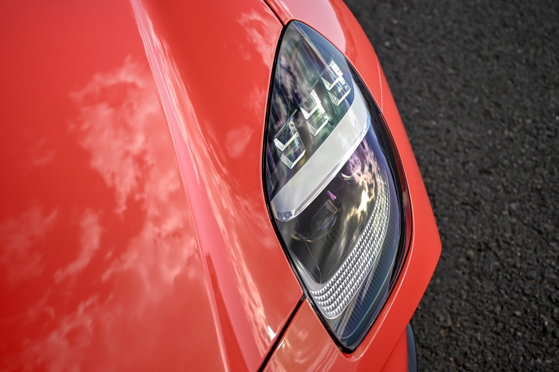 Vista cercana del impecable diseño de faros del Aston Martin Vantage 2024