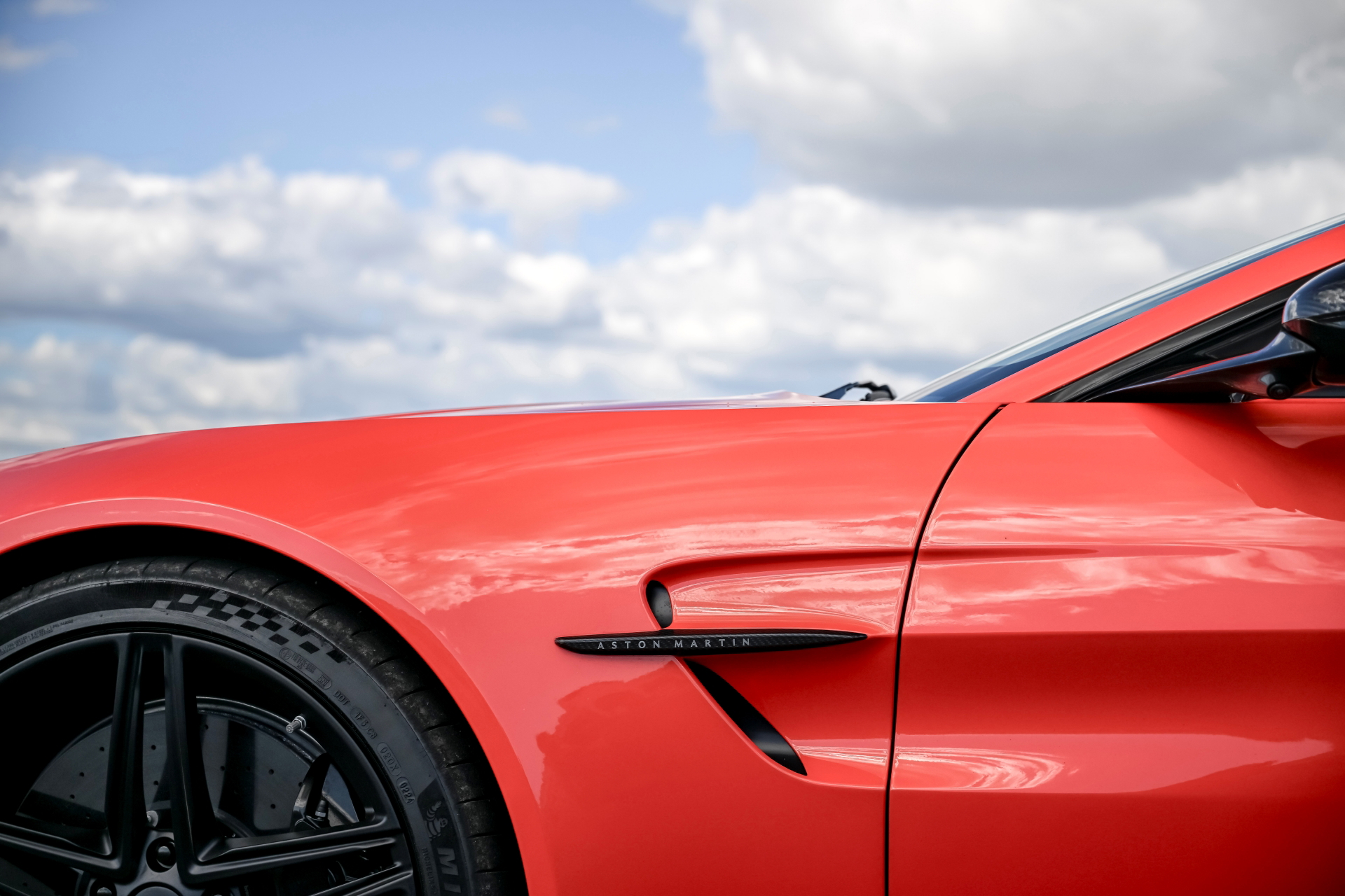 Línea lateral del Aston Martin Vantage 2024 mostrando su silueta deportiva.