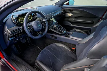 Vista del habitáculo del Aston Martin Vantage 2024 con acabados premium.
